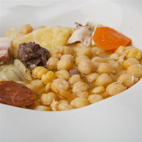  Cocido Madrileño:  An Aromatic Symphony of Slow-Cooked Comfort and Hearty Mountain Flavors!