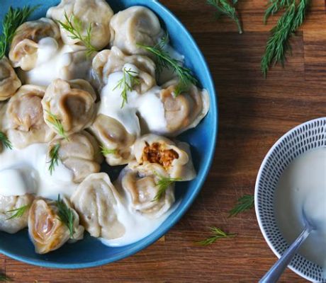  Pelmeni:  จิ้มลงในซอสครีมยีสต์และซอสหอมหวานแบบรัสเซียที่เป็นเอกลักษณ์ของเมืองเป爾ม!