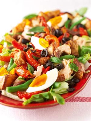  Salade Niçoise: A Refreshing Medley of Mediterranean Flavors Meets Hearty Savory Bites!