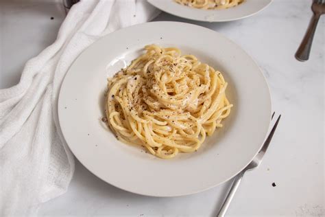  Cacio e Pepe: Creamy Comfort Food Meets Spicy Pepper Perfection!