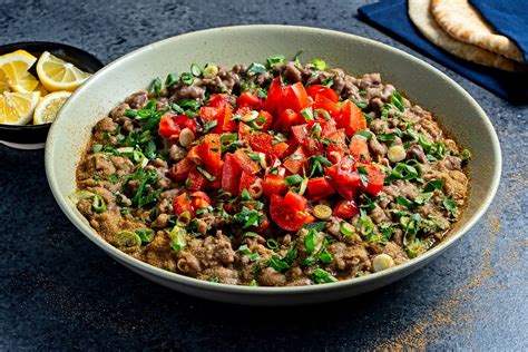  Ful Medames: A Harmonious Symphony of Spiced Beans and Zesty Toppings!