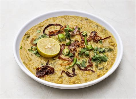  Haleem:  A Luxuriously Aromatic Lamb Stew Bursting with Flavor and Textural Delight!