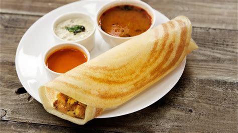  Masala Dosa:  สัมผัสรสชาติที่เข้มข้นของเครื่องเทศและความกรอบนอกนุ่มในของแป้งโดสา!